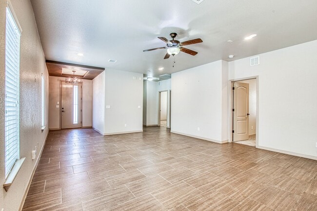Building Photo - Beautiful 3 bed-2 baths with Casa Club/Gym...