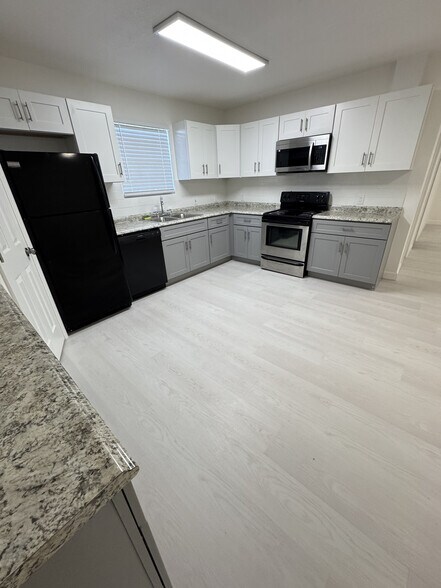 Building Photo - 909 36th St