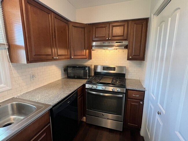 Building Photo - 3 Bedroom and Large Yard in South Springfield