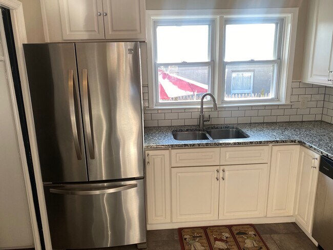 Building Photo - 30 E 7th St