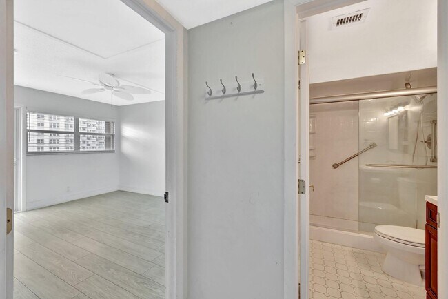 Building Photo - 328 N Ocean Blvd