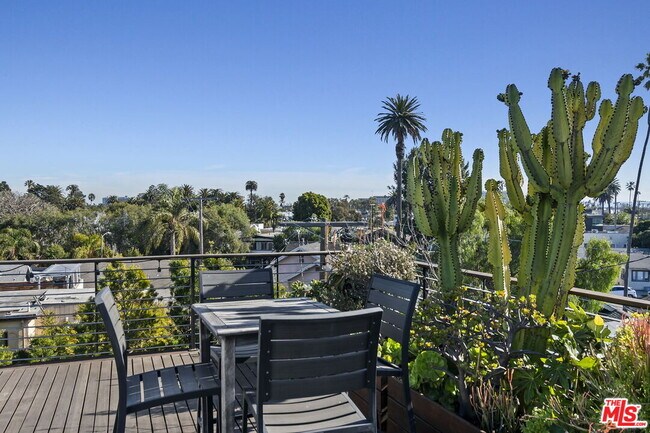 Building Photo - 1220 Cabrillo Ave