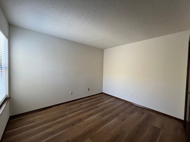 Building Photo - Cute 3 Bedroom 2 Bathroom Home In NW Albuq...