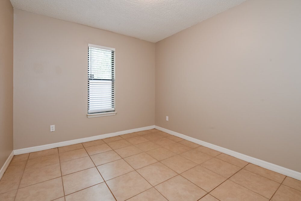 Building Photo - 1834 Manitoba Ct N