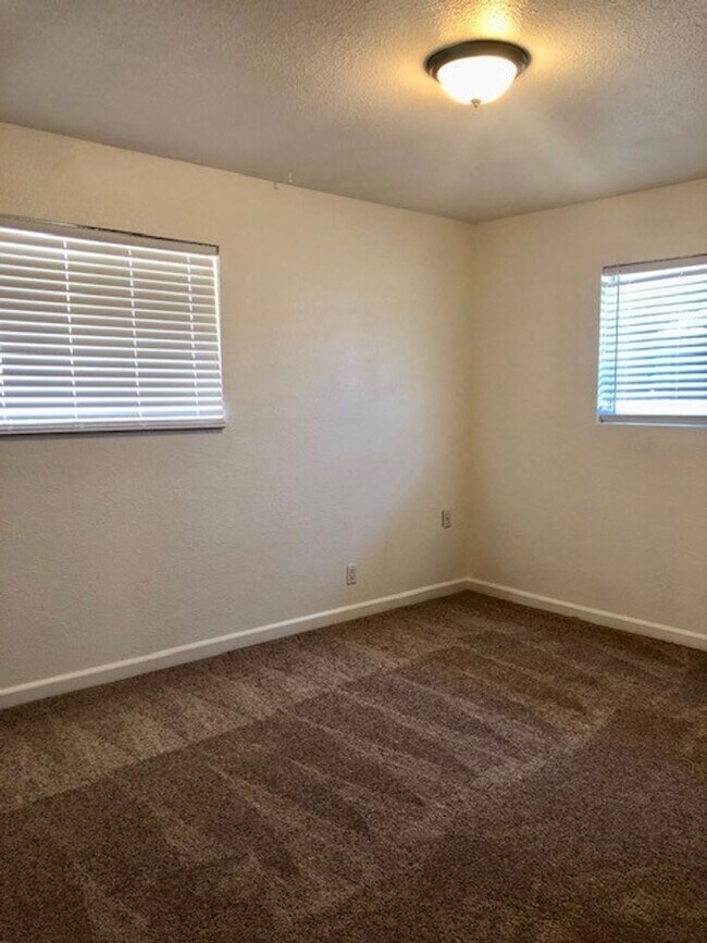 Building Photo - Nice 3 bed, 2 bath home in Carmichael