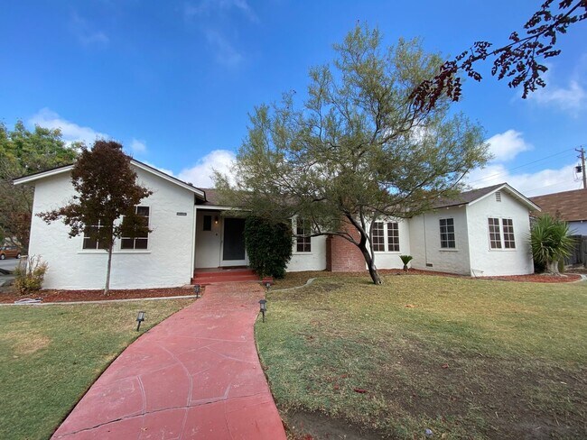 Building Photo - Upcoming Charming 2 Bed, 2Bath home in Kingsburg CA