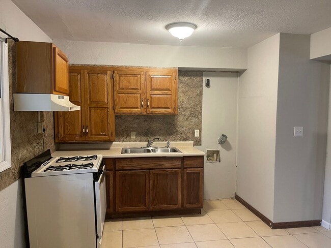 Building Photo - South KC 4Bed/1 Home Available Now!