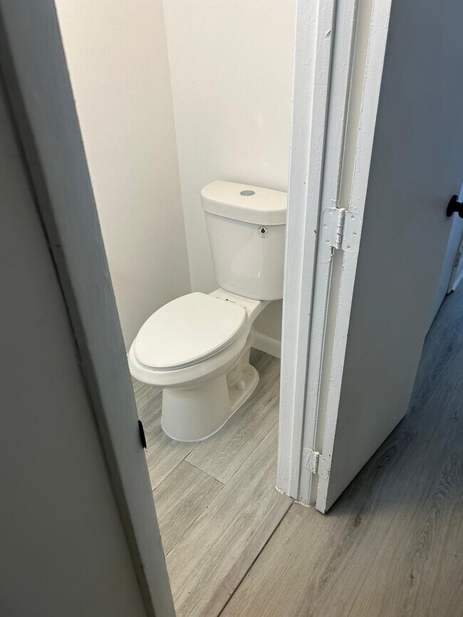 Building Photo - 904 Banks Rd