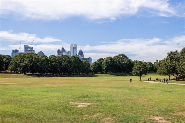 Building Photo - 722 Lakeview Ave NE