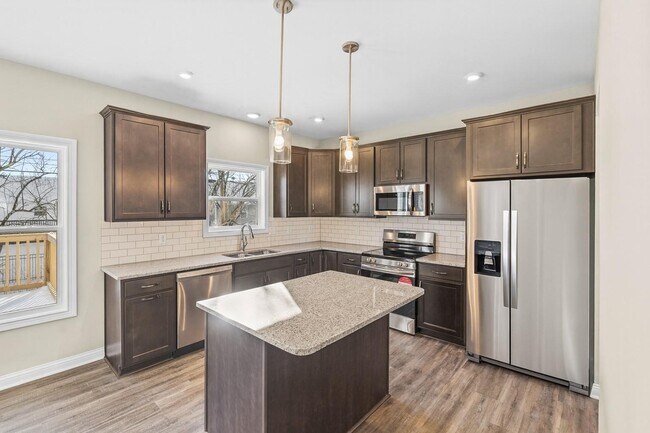 Building Photo - 441 Friendly Ave