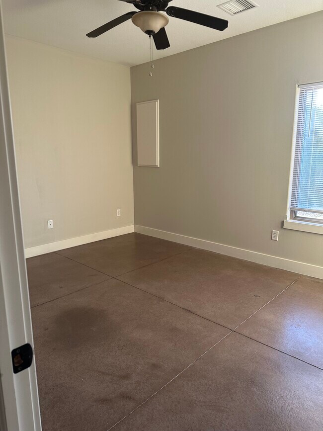 Building Photo - 4833 N Hillside Ct