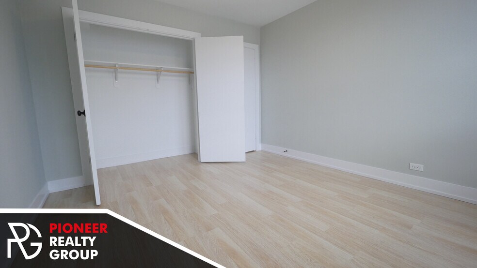 Building Photo - 429 W Wellington Ave