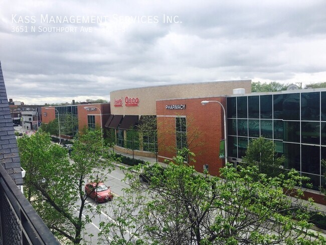 Building Photo - Newer Construction Prime Southport Corrido...