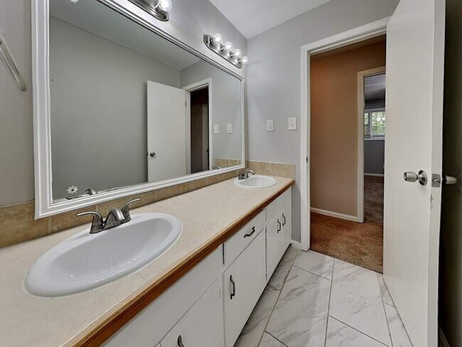 Building Photo - 2813 Rainbow Forest Dr
