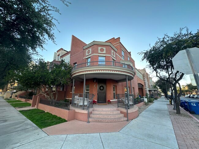 Building Photo - 505 W 6th St