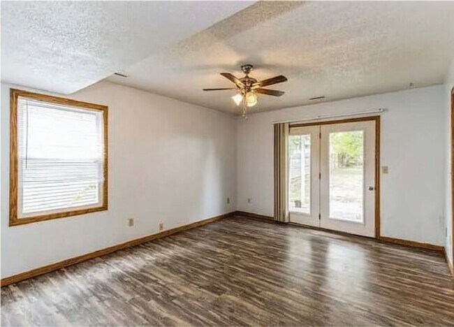 Building Photo - Spacious 3-Bed, 2-Bath Duplex with Fenced ...