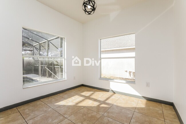 Building Photo - 831 Balmoral Dr