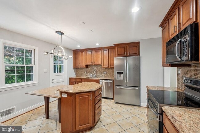 Building Photo - 9239 Vernon Dr