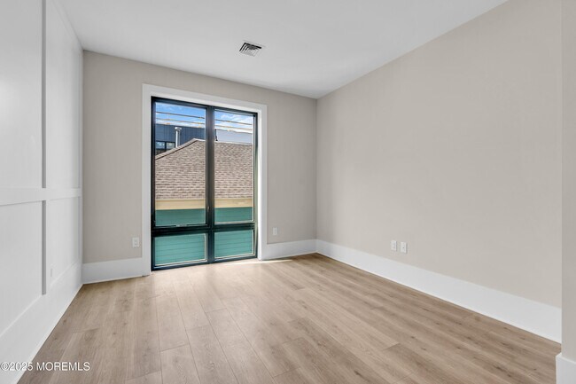 Building Photo - 218 3rd Ave