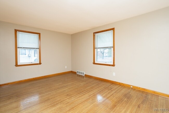 Building Photo - 685 Barrally St