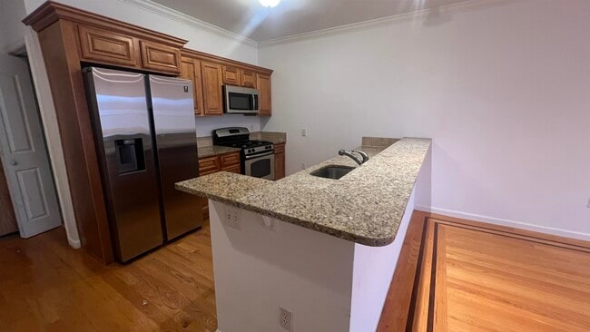 Building Photo - 528 52nd St