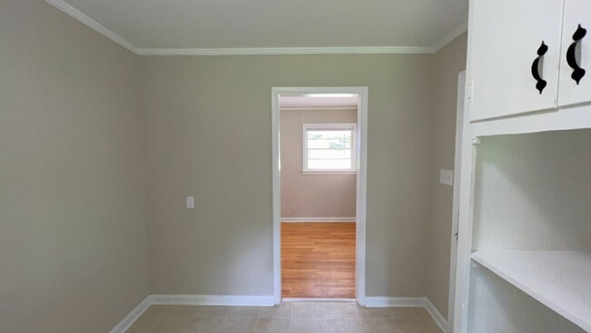 Building Photo - Hello Gorgeous !! 3- bedroom just waiting ...