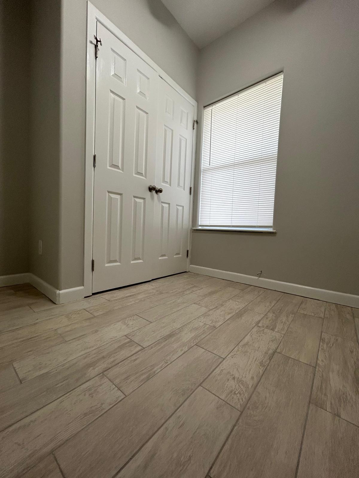 Building Photo - 1605 Omni