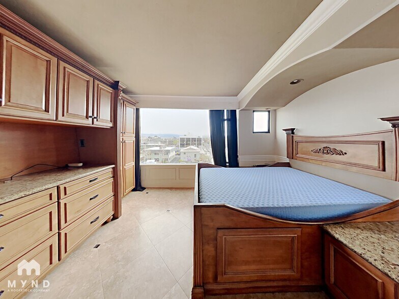 Building Photo - 280 Island Ave