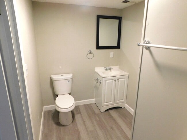 Building Photo - **ROOM** with SHARED KITCHEN and BATH in a newly remodeled House