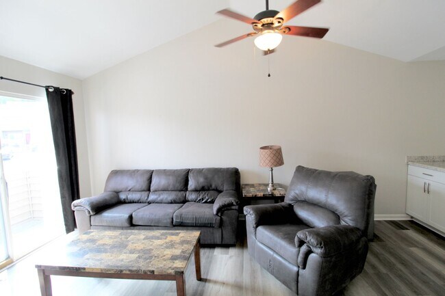 Building Photo - 1420 Bradley Dr