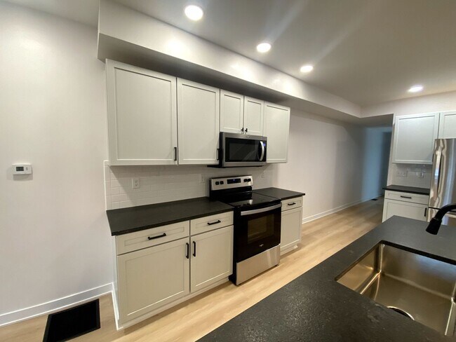 Building Photo - 1234-1236-1236 Summit St