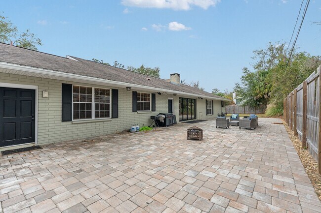 Building Photo - 2222 W University Ave