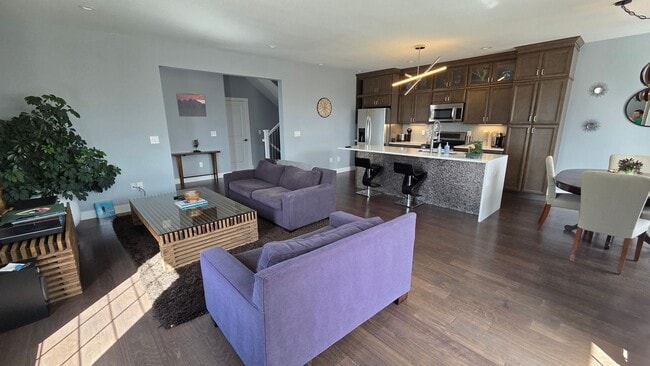 Building Photo - Modern 4 Bedroom 5 Bath Townhome - With Lots of Natural Light and Great Views!