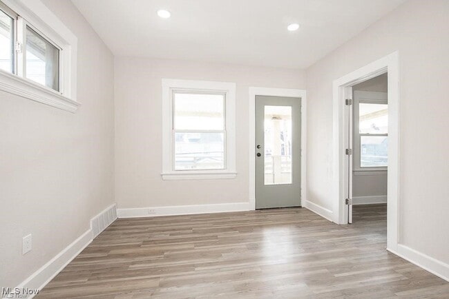 Primary Photo - 3436 W 91st St