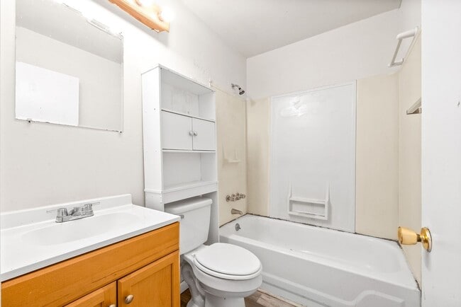 Building Photo - 2 Bedroom Pet Friendly Home For Rent!