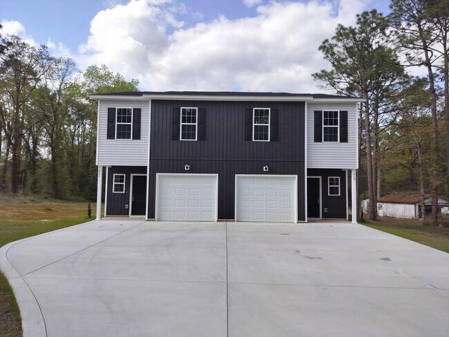 Building Photo - 1051 McKay Dr
