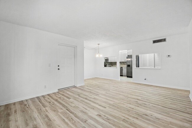 Building Photo - 723 Sunny Pine Way