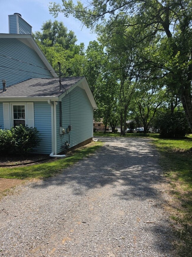 Building Photo - 2 bedroom 1.5 bath townhome in Hendersonville with garage