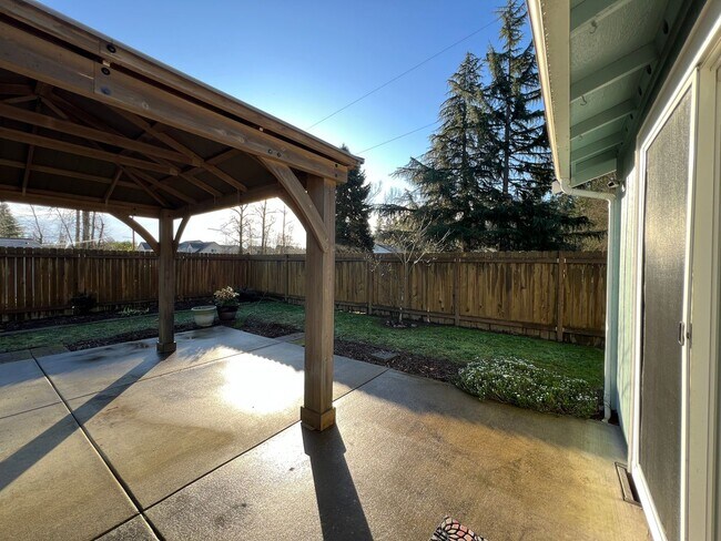 Building Photo - Price Drop!-Exceptional 2200 sq ft Three Bedroom 2 Bath Rambler in Fed Way - with A/C