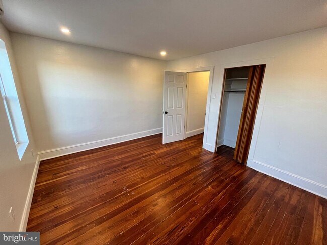 Building Photo - 419 Markle St