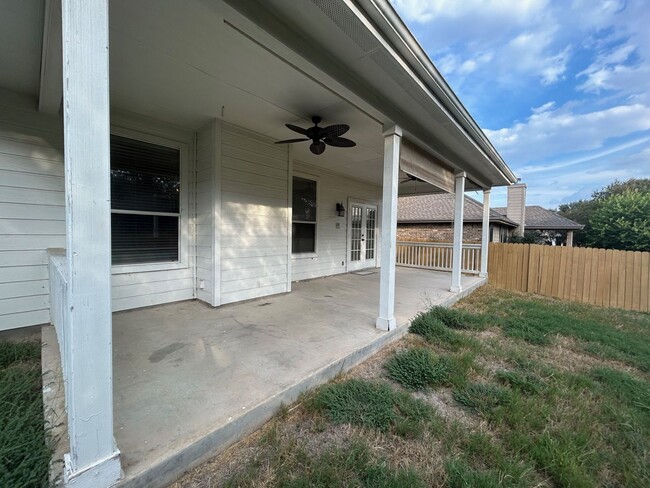 Building Photo - 4 Bedroom / 3.5 Bathroom beautiful house f...