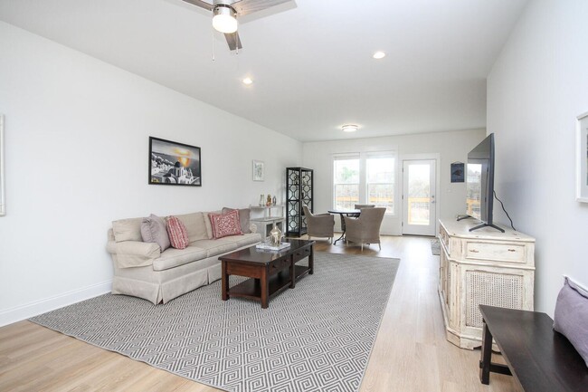Building Photo - Luxury Three Bedroom Townhouse in Lincolnton
