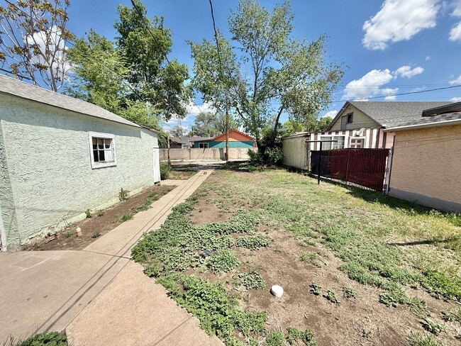 Building Photo - 1728 E Abriendo Ave