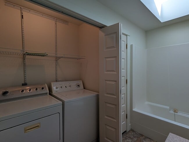 Building Photo - Great 2bed/1bath Duplex with large yard!