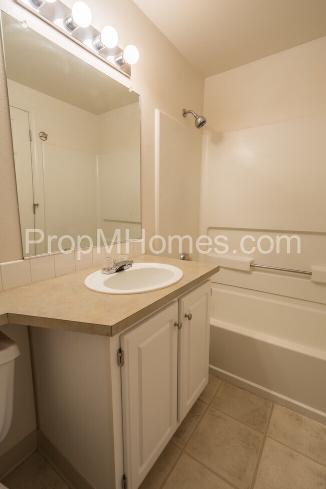 Building Photo - Courtyards at Springville - Great  2/2 Upper Level Condominium Available Now