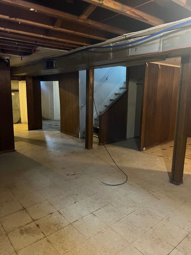 Building Photo - 3 Bedroom 1.5 Bath - $1200