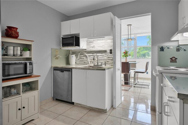 Building Photo - 16558 NE 26th Ave