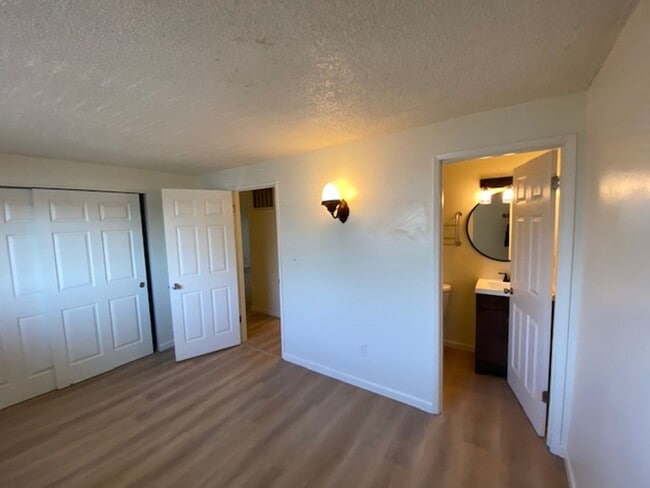 Building Photo - 2 Bedroom with an Additional Bonus Room Upstairs