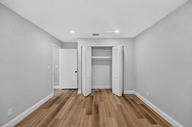 Building Photo - 791 Lindenwood Cir E