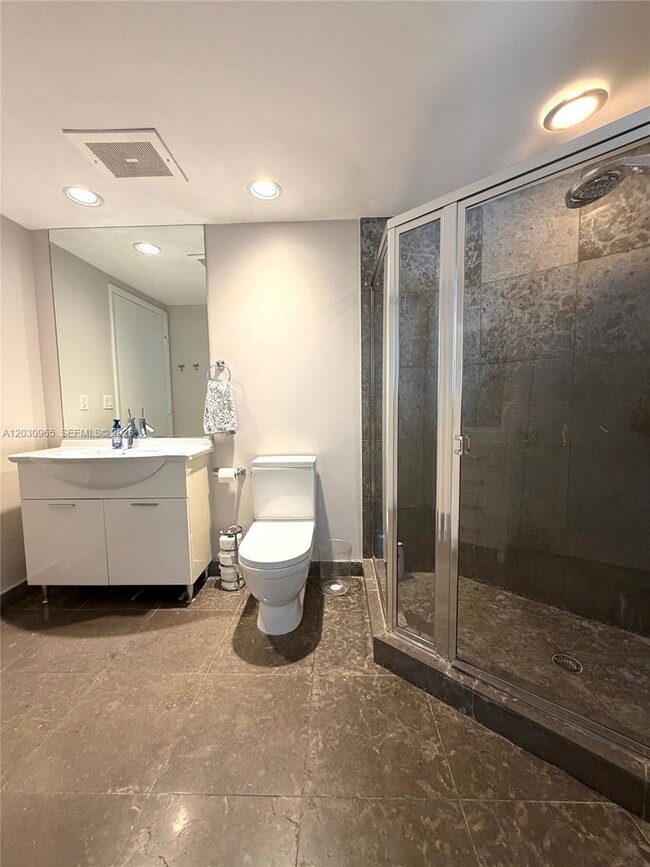 Building Photo - 475 Brickell Ave